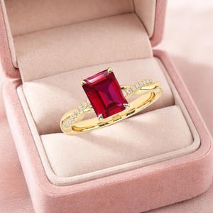 Anillo de rubí rojo de talla radiante con detalles de circonita cúbica, chapado en oro.
