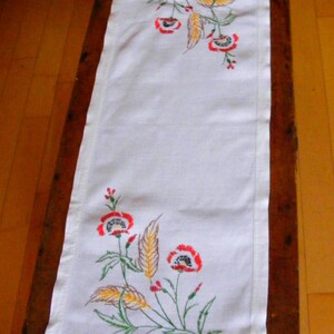 Runner da tavola anni '50, centrini in lino con ricamo floreale brillante, 42" x 14"