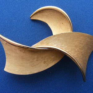 50s Trifari Brooch Pin Brushed Gold Mod Mid Century Vintage  Jewelry 2.75&quot;