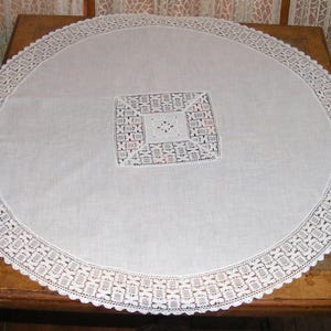 Toalha de mesa eduardiana de c.1900, renda de bilro belga antiga, 29&quot; de diâmetro, algodão branco