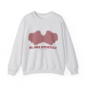 Puede incluir: Una sudadera gris claro con un diseño abstracto granate y el texto granate "WILL ARGUE HYPOTHETICALLY". La sudadera también tiene el texto "CERTIFIED UNHINGED" en granate.
