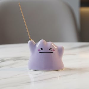 Könnte beinhalten: Rustikales Holzschild mit dem weißen Schriftzug "Welcome to our home". Das Schild hat eine Used-Optik und eignet sich ideal als Dekoration für den Eingangsbereich.