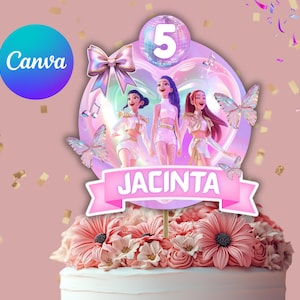 Puede incluir: Un adorno para tarta con tres figuras de dibujos animados, mariposas y notas musicales. El adorno tiene una pancarta rosa con el nombre "JACINTA" y una bola de discoteca con el número "5". El logotipo de Canva es visible en la esquina superior izquierda.