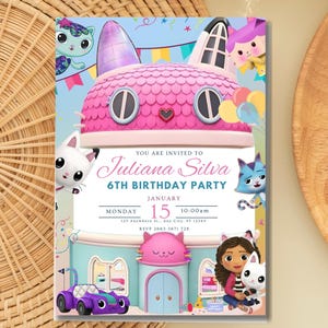 Op de afbeelding: Een kleurrijke verjaardagsuitnodiging met Gabby's Dollhouse-personages. De uitnodiging bevat de tekst "Je bent uitgenodigd voor Juliana Silva's 6e verjaardagsfeest" met de datum 15 januari. Het ontwerp bevat een roze huis en cartoonkat-personages.