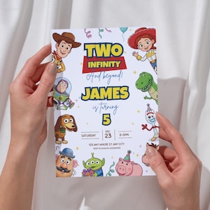 Puede incluir: Una tarjeta de invitación de cumpleaños rectangular con personajes de Toy Story como Woody, Buzz Lightyear, Jessie, Rex y Forky. El texto dice TWO INFINITY And beyond! JAMES is turning 5, con detalles del evento para el sábado 23 de dic.