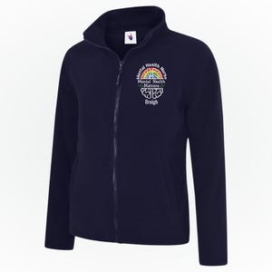 Könnte beinhalten: Marineblaue Fleecejacke mit durchgehendem Reißverschluss und hohem Kragen. Die Jacke hat ein Regenbogen-Design mit den Worten "Mental Health Matters" und einer Gehirngrafik. Der Text "Breigh" steht darunter.