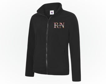 Benutzerdefinierte Krankenschwester Floral Zip Damenjacke, gesticktes RN Medizinisches Full-Zip-Fleece, personalisiertes Krankenschwester-Top, Krankenschwester-Schulfrauenjacke