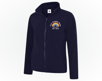 Personalisierte Regenbogen Frauen Fleece-Jacke, individuell bestickter medizinischer Mantel, Krankenhauspersonal Damen Fleece, Studenten Krankenschwester Geschenk, Namensstickerei