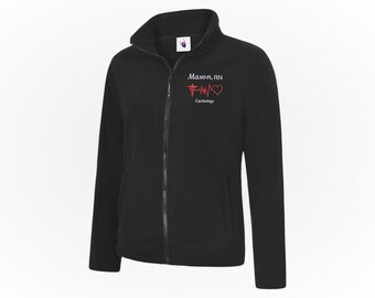 Gestickte Arzthelferin-Jacke, kundenspezifisches RN-Damen-Fleece, personalisierte Krankenschwester-Arbeitsjacke mit durchgehendem Reißverschluss, Krankenschwester-Abschluss-Damen-Fleece