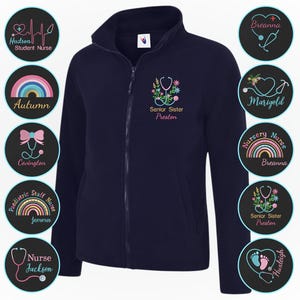 Könnte beinhalten: Marineblaue Fleecejacke mit durchgehendem Reißverschluss und hohem Kragen. Die Jacke hat ein Blumen- und Stethoskop-Design mit dem Text "Senior Sister Preston". Zusätzliche kreisförmige Designs enthalten Namen und medizinische Symbole.