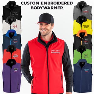 Op de afbeelding: Diverse op maat geborduurde bodywarmers in kleuren als zwart, wit, blauw, rood, paars, grijs, geel en groen. Elke bodywarmer heeft een ritssluiting en de mogelijkheid voor gepersonaliseerde tekst of logo's. De tekst "CUSTOM EMBROIDERED BODYWARMER" is zichtbaar.