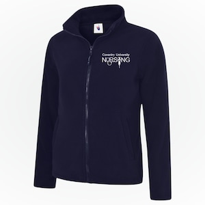 Peut inclure: Veste polaire bleu marine avec fermeture éclair intégrale et col montant. Le texte "Coventry University NURSING" est imprimé en blanc sur la poitrine gauche. Deux poches latérales sont présentes.
