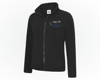 Giacca da donna personalizzata con mini stetoscopio a forma di cuore per infermiera, cappotto con zip ricamato per RN, regalo personalizzato per infermieri, CNA, LPN e studenti di medicina.