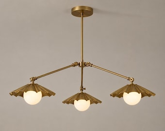 Lampadario in ottone stile Mid-Century Modern, plafoniera a 3 luci, pendente a globo in vetro opalino, apparecchio in ottone smerlato, illuminazione moderna