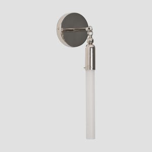 Op de afbeelding: Een moderne wandlamp met een cirkelvormige, geborsteld nikkel achterplaat en een cilindrische, matglazen kap. De kap hangt aan een decoratieve ketting. Ontworpen voor binnenverlichting.