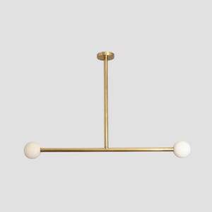 Lámpara de techo minimalista de latón hecha a mano / Lámpara colgante lineal moderna / Lámpara de araña de barra de 2 luces