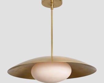 Lámpara colgante de latón de mediados de siglo / Lámpara de techo tipo cúpula / Lámpara colgante de cristal opalino / Lámpara para isla de cocina o comedor
