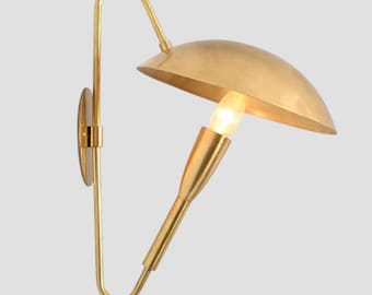Kinkiet mosiężny w stylu Mid Century Modern | Kinkiet z kloszem w kształcie kopuły z mosiądzu | Minimalistyczne światło