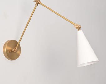 Aplique de pared ajustable de latón artesanal / Lámpara de noche moderna de mediados de siglo