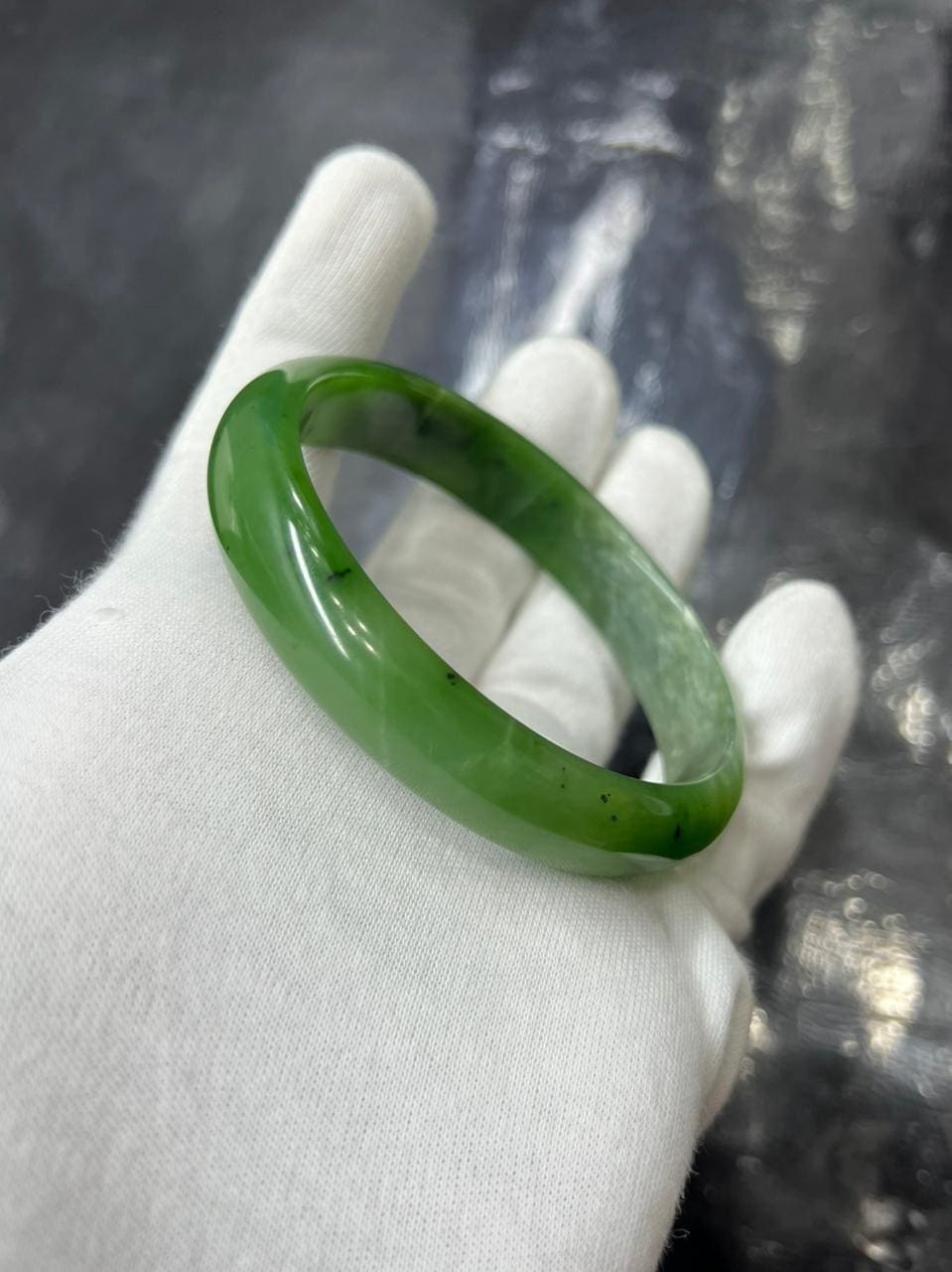 翡翠 彫刻入り バングル　超貴重　ネフライト　内径の直径は6.2cm Nephrite jade bangle - Etsy 日本