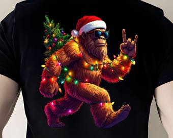 Imagen PNG de Bigfoot navideño / Sasquatch divertido con luces y gorro de Papá Noel para sublimación (descarga digital)