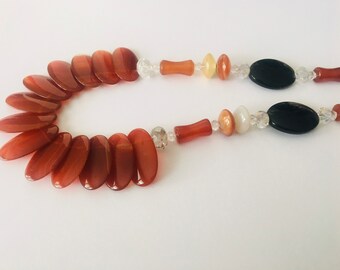 Perlen Karneol, Schwarzer Onyx & Kristall Halskette / Naturstein Halskette / Rostrot und Schwarz / Einzigartiges Geschenk für Sie / Geschenkbox