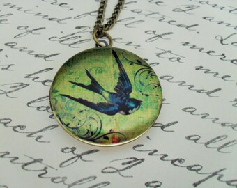 Vintage BIRD in Flight LOCKET Pendant Necklace // Picture Locket // Pretty // Gift for Her // Vintage Image // Gift Boxed // Antique Brass