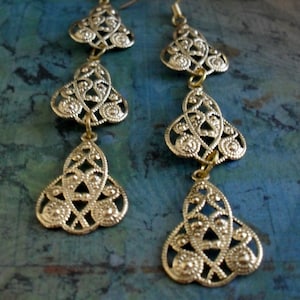 vintage inspiré Gold Filigree Romantic Drop Earrings / jolie / cadeau pour elle / Boucles d’oreilles en filigrane d’or / Cadeau en boîte!