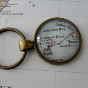 KEY WEST Carte KEYCHAIN / Florida Keys / Custom map keychain / Travel Souvenir / destination wedding favor / Gift boxed