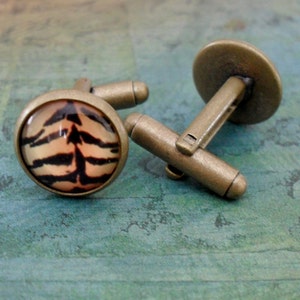 Boutons de manchette en bronze antique à imprimé tigre exotique // Unisexe // Boutons de manchette // Dans un coffret cadeau