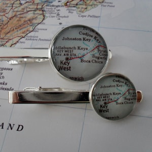 Barre à cravate argentée de CARTE DE KEY WEST / Florida Keys / cadeau de garçon d'honneur / cadeau unique pour lui / barre de cravate de carte personnalisée / pince à cravate / fermoir de cravate / glissière de cravate
