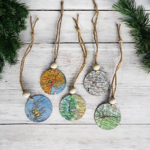 Benutzerdefinierte Landkarte hängende Ornament / Upcycled Map Holz Weihnachtsbaumschmuck / Sie wählen die Stadt