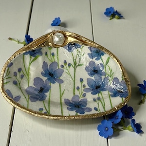 Decoupage Clam Shell Trinket Dish with Genuine Pearl / Forget Me Nots Floral Botanical gift boxed