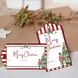 Puede incluir: Etiquetas de regalo navideñas con borde a rayas rojas y blancas y la frase "Merry Christmas". Las etiquetas presentan un árbol de Navidad y una ilustración de un soldado cascanueces. También se ve una ramita de vegetación y un adorno en forma de estrella.