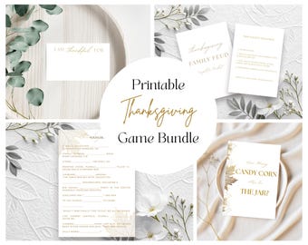 Può includere: Un set di giochi stampabili per il Ringraziamento composto da schede bianche con testo dorato. Il set include una scheda di istruzioni "Thanksgiving Family Feud", un foglio da compilare, una scheda "How Many Candy Corn Are In The Jar?" e una scheda "I Am Thankful For".