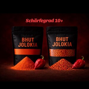 Könnte beinhalten: Set aus drei Keramikbechern mit gesprenkelter, matter Oberfläche. Jeder Becher hat eine andere Farbe: hellblau, creme und grau. Die Becher haben ein schlichtes, modernes Design und einen bequemen Griff.
