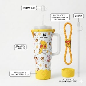 Puede incluir: Un vaso Stanley blanco con estampado de Winnie the Pooh, asa amarilla y protector de silicona amarillo en forma de coraz&oacute;n. Los accesorios incluyen tapa para pajita, pajita transparente y asa de paracord trenzada amarilla con un dije.