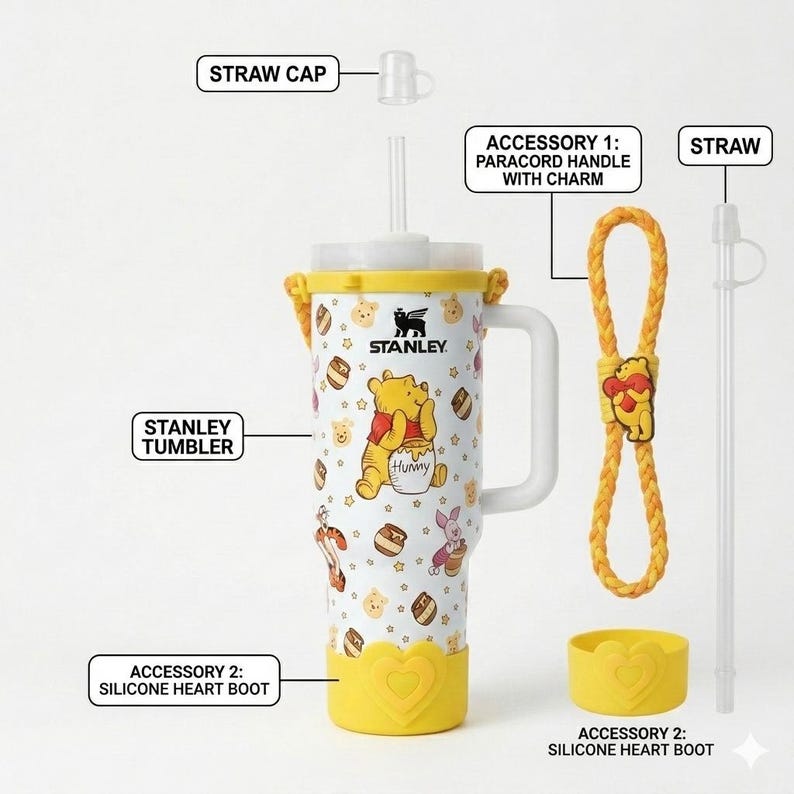 Puede incluir: Un vaso Stanley blanco con estampado de Winnie the Pooh, asa amarilla y protector de silicona amarillo en forma de coraz&oacute;n. Los accesorios incluyen tapa para pajita, pajita transparente y asa de paracord trenzada amarilla con un dije.