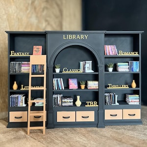 Peut inclure: Panneau en bois rustique avec l'inscription "Welcome to our home" en lettres blanches. Le panneau présente une finition vieillie et un design simple et accueillant, idéal pour la décoration d'entrée.