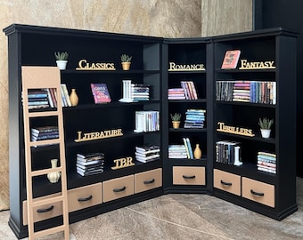 Libreria angolare in miniatura in scala 1:12 - Libreria per casa delle bambole con cassetti - Angolo lettura in stile Dark Academia - Regalo per appassionati di libri