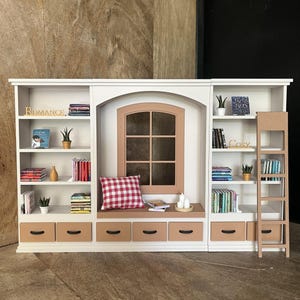 Mysigt miniatyrbokhylle-dockhus – läshörna i fönster – skala 1:12 Cottagecore-biblioteket