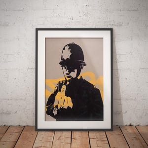 Respect da Law Kunstdruck - Banksy Stil Britischer Polizist gibt Mittelfinger