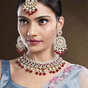 Set di choker Kundan placcato oro: gioielli da sposa indiani con perle finte