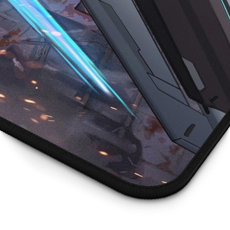 K&ouml;nnte beinhalten: Rechteckiges Mauspad mit schwarzem Rand, das ein futuristisches Design zeigt. Das Kunstwerk zeigt einen blauen Energiestrahl und eine dunkle, mechanische Struktur, vor dem Hintergrund einer Kampfszene mit warmen, leuchtenden Akzenten.