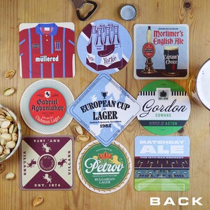 以下が含まれることがあります： サッカーシャツ、ビール瓶、エールビールのブランド、スポーツをテーマにしたイラストなど、様々なグラフィックデザインが施された9枚のコースターのコレクション。コースターは木製の表面にピスタチオのボウルと一緒に並べられています。