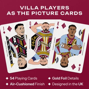 以下が含まれることがあります： VILLA PLAYERS AS THE PICTURE CARDSと題された54枚のトランプ。エミリアーノ・マルティネス、ジョン・マッギン、モーガン・ロジャースのイラストが描かれています。金箔のディテールとエアクッション仕上げが施されており、英国でデザインされました。