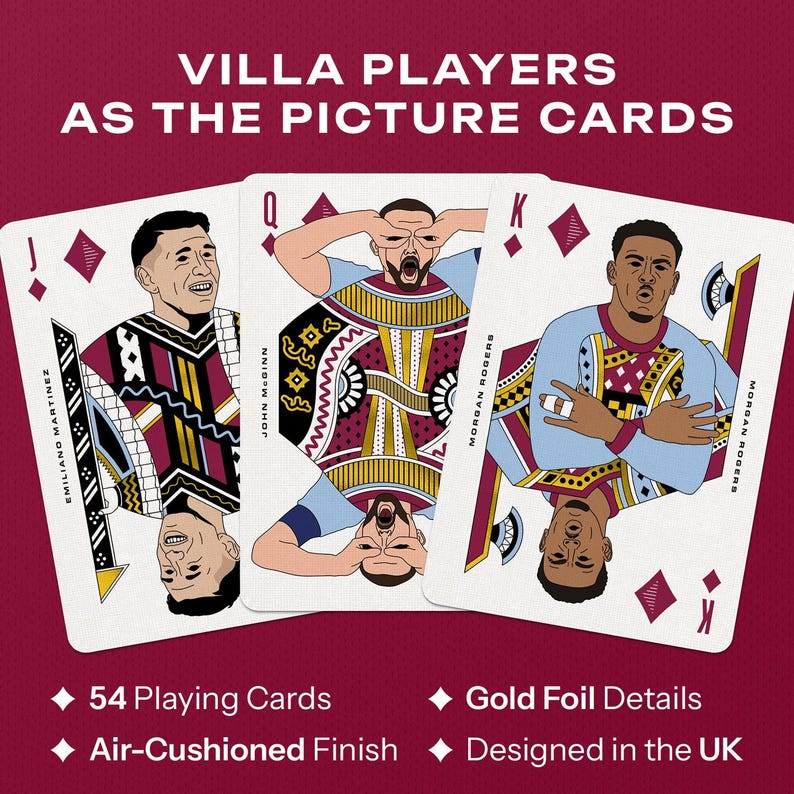 以下が含まれることがあります： VILLA PLAYERS AS THE PICTURE CARDSと題された54枚のトランプ。エミリアーノ・マルティネス、ジョン・マッギン、モーガン・ロジャースのイラストが描かれています。金箔のディテールとエアクッション仕上げが施されており、英国でデザインされました。