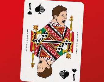 Può includere: Una carta da gioco con un'illustrazione stilizzata di Steven Gerrard in un design specchiato. La carta mostra la lettera Q e un simbolo di picche negli angoli. La figura centrale indossa motivi rossi, verdi e bianchi con accenti dorati.