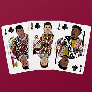 以下が含まれることがあります： サッカー選手が描かれた3枚のトランプ。クラブのジャックにはポール・マグラー、クラブのクイーンにはギャレス・バリー、クラブのキングにはオリー・ワトキンスが描かれています。各カードには選手名とスートのシンボルが表示されています。