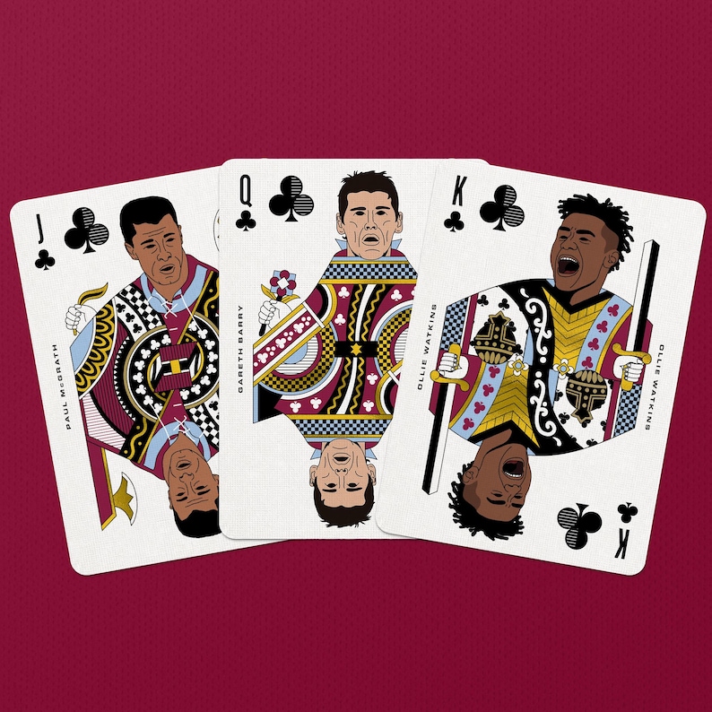以下が含まれることがあります： サッカー選手が描かれた3枚のトランプ。クラブのジャックにはポール・マグラー、クラブのクイーンにはギャレス・バリー、クラブのキングにはオリー・ワトキンスが描かれています。各カードには選手名とスートのシンボルが表示されています。